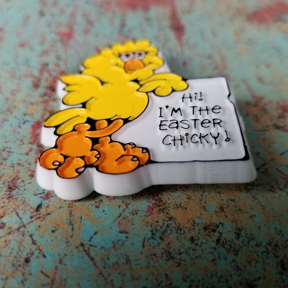 Vintage Signed Hallmark Cards Pin Hi I'm The Easter Chicky Yellow Chick Plastic - Picture 2 of 4